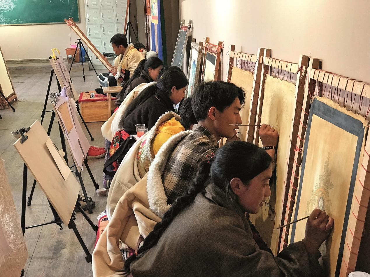 非遺唐卡專(zhuān)業(yè)的學(xué)生日常學(xué)習.jpg