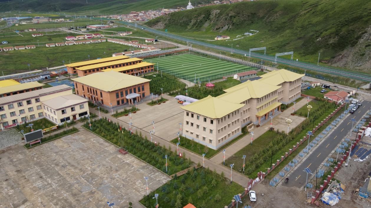 青海省年保玉則慈善基金會(huì )資助學(xué)校與非遺文化基地掠影.jpg